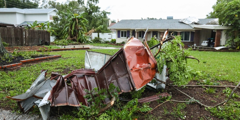 Что делать во время урагана, смерча или бури, чтобы не пострадать